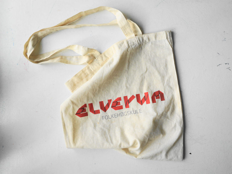 Handlenett med Elverum folkehøgskoles logo