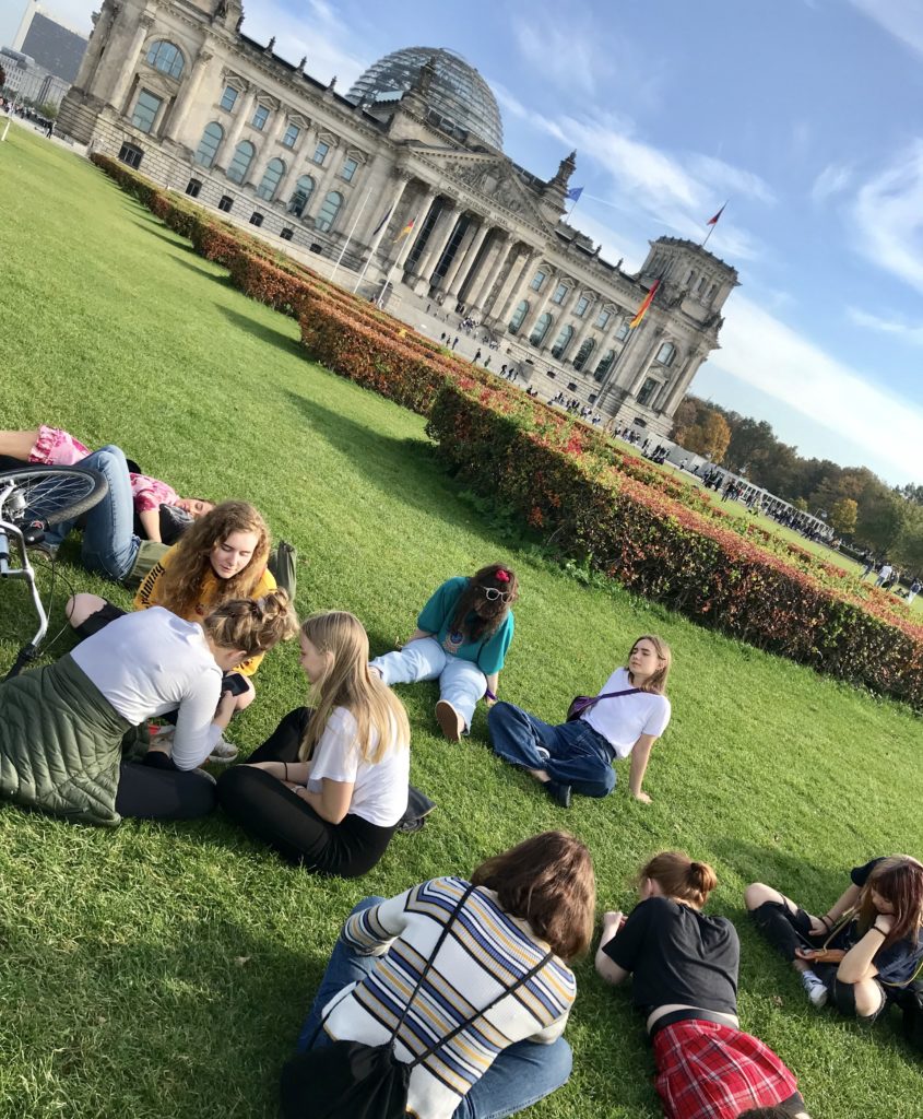 Unge mennekser i park foran riksdagen i Berlin
