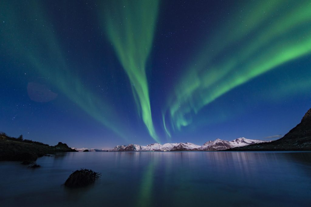Nordlys over havet i Lofoten