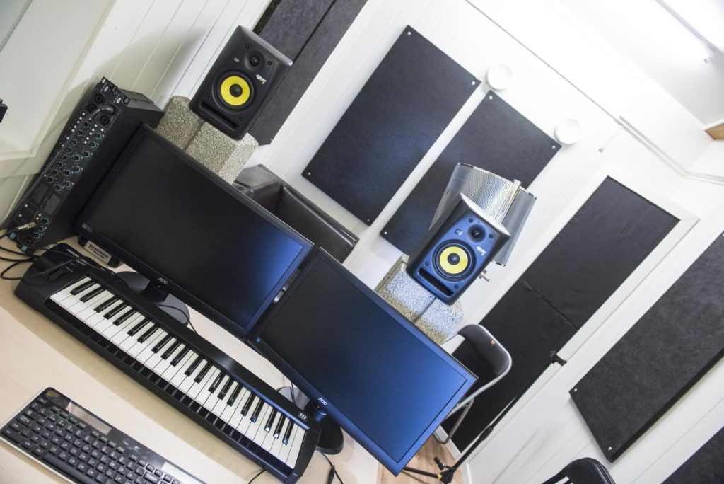Oversiktsbilde i musikkstudio