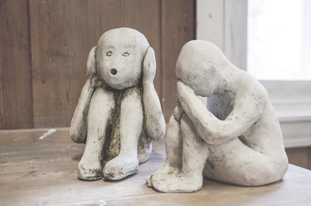 Keramikkskulpturer av mennesker
