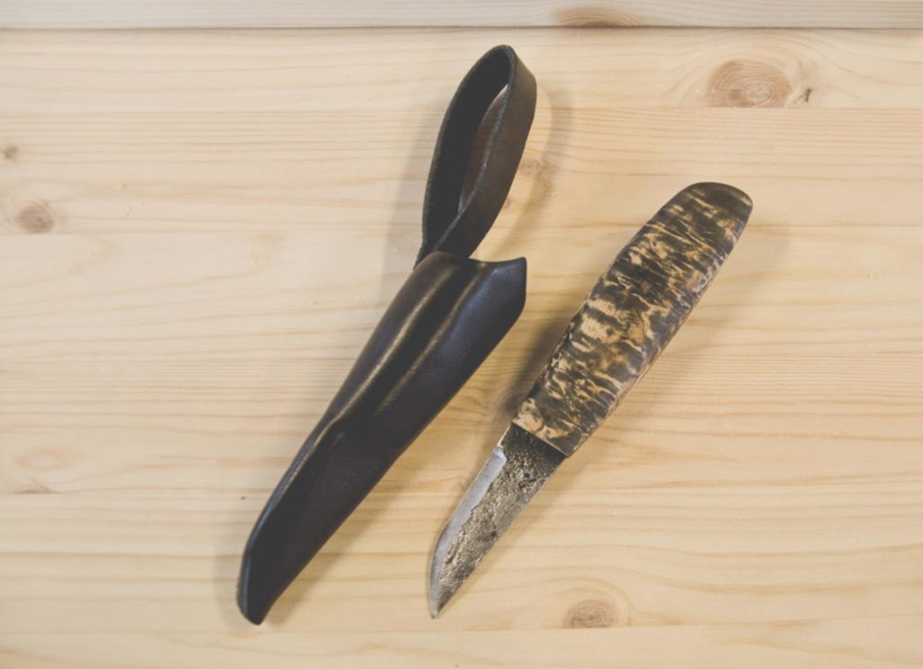 Hjemmelaget kniv med slire