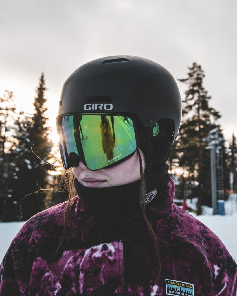 Portrett av unge kvinne med hjelm og goggles
