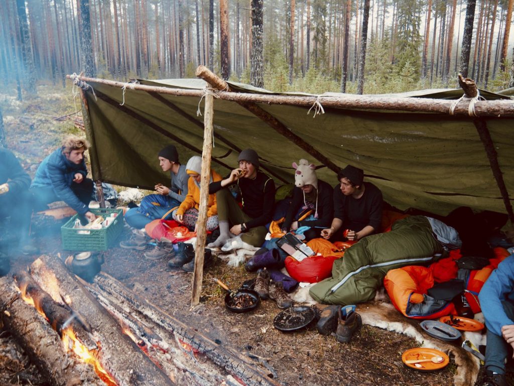 Unge mennesker i gapahuk