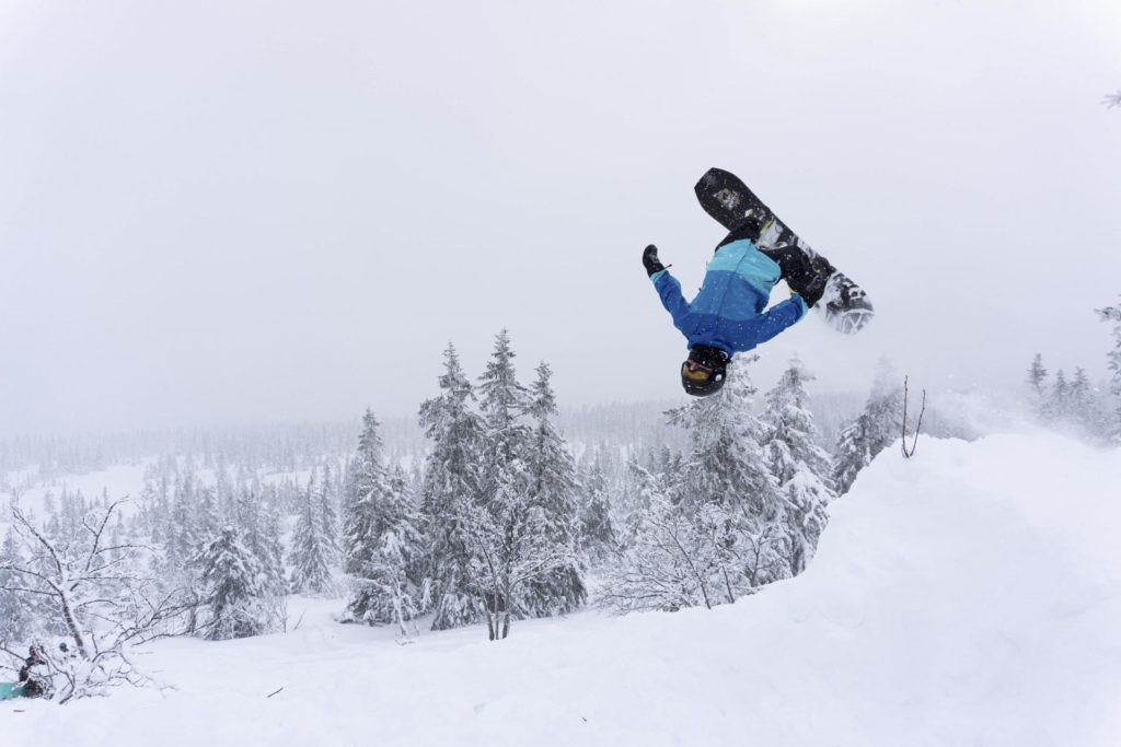 Snowboarder tar backflip I puddersnø