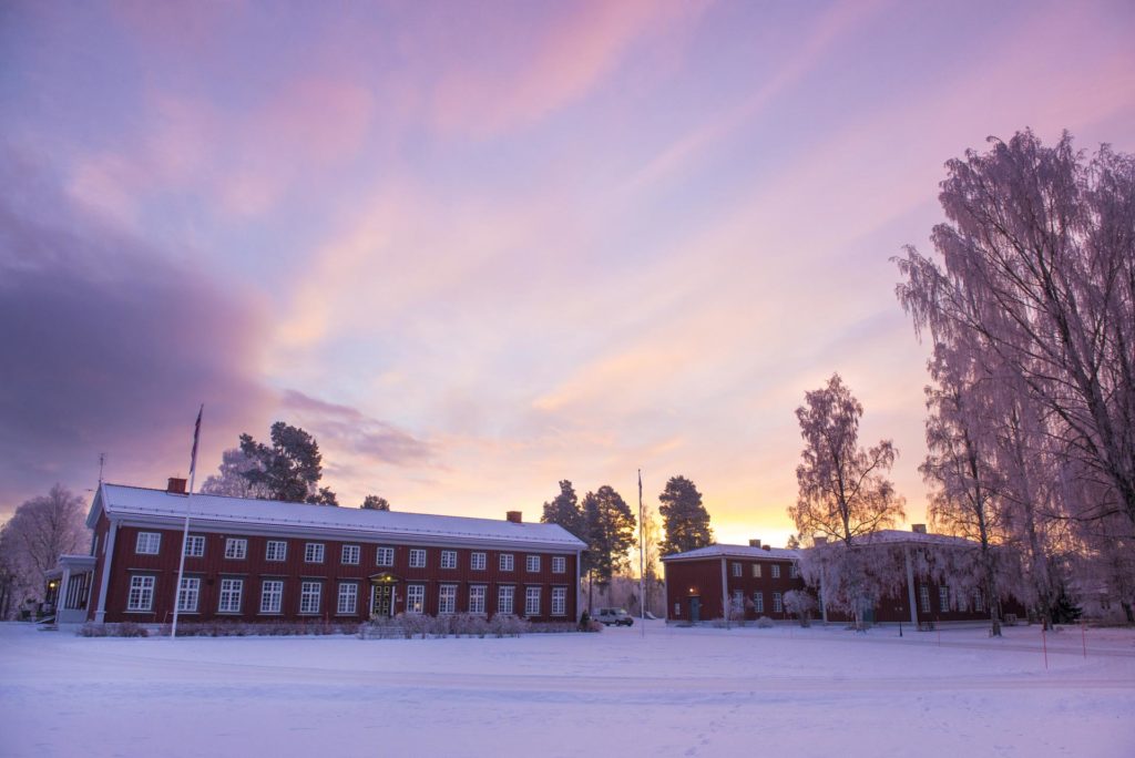 Hovedbygget på Elverum folkehøgskole i soloppgang