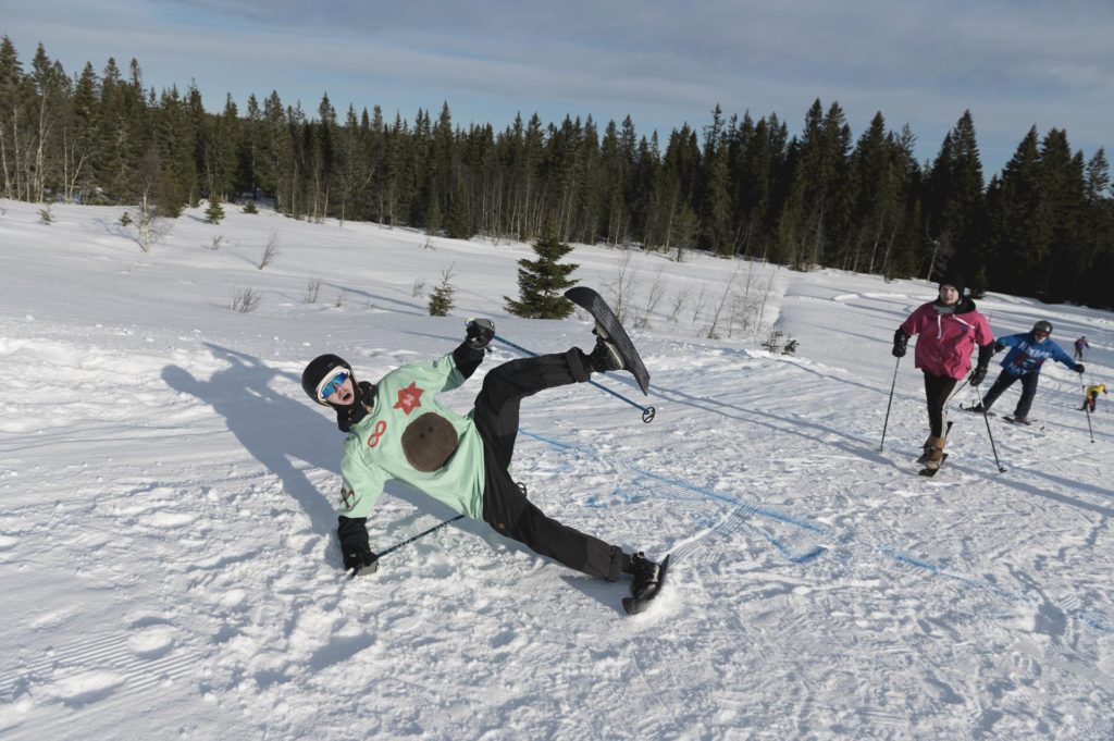 Ung mann faller på miniski