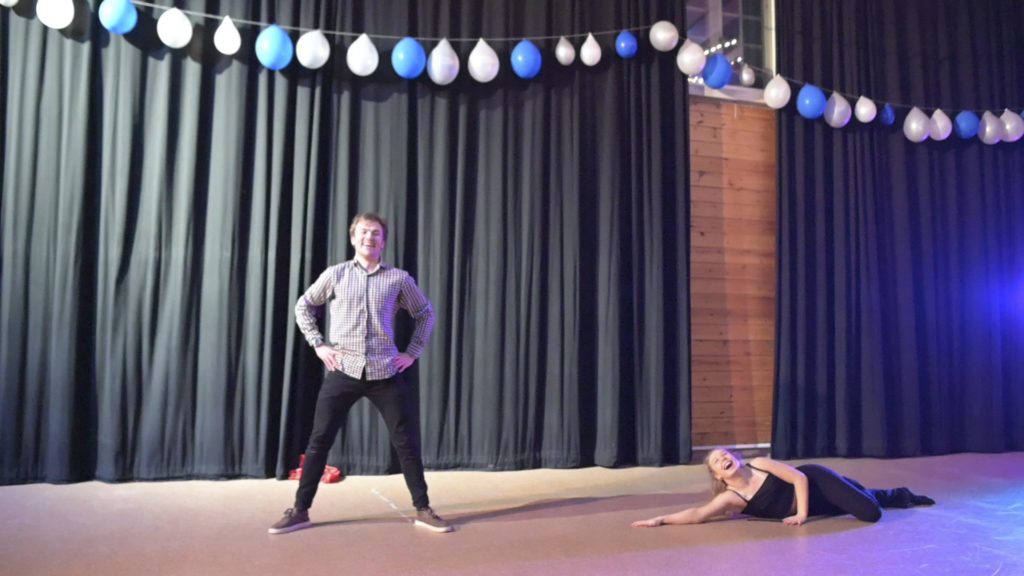To dansere i en dansesal