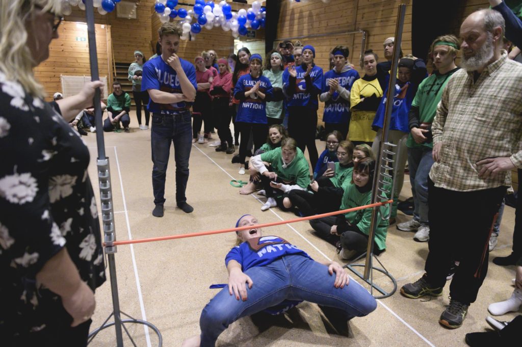 Ung kvinne danser limbo