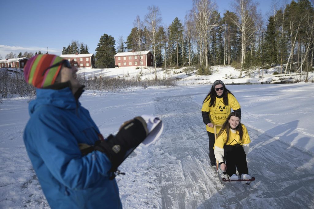 Mann ler av unge kvinner på spark