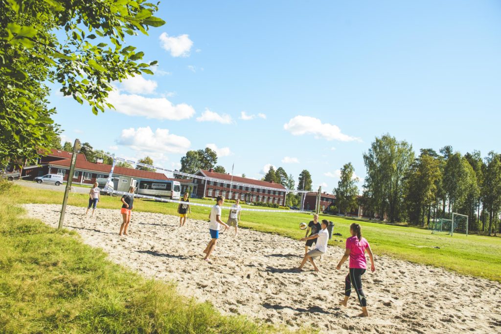 Elever på Elverum FHS spiller volleyball