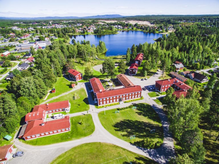 Dronefoto av bygningene på Elverum folkehøgskule