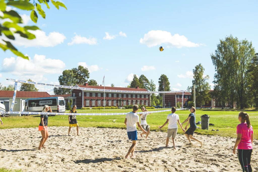 Unge mennesker spiller volleyball