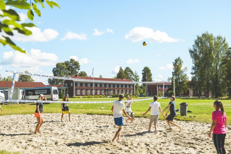 Unge mennesker spiller volleyball