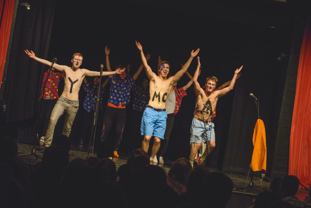 Unge menn danser til YMCA
