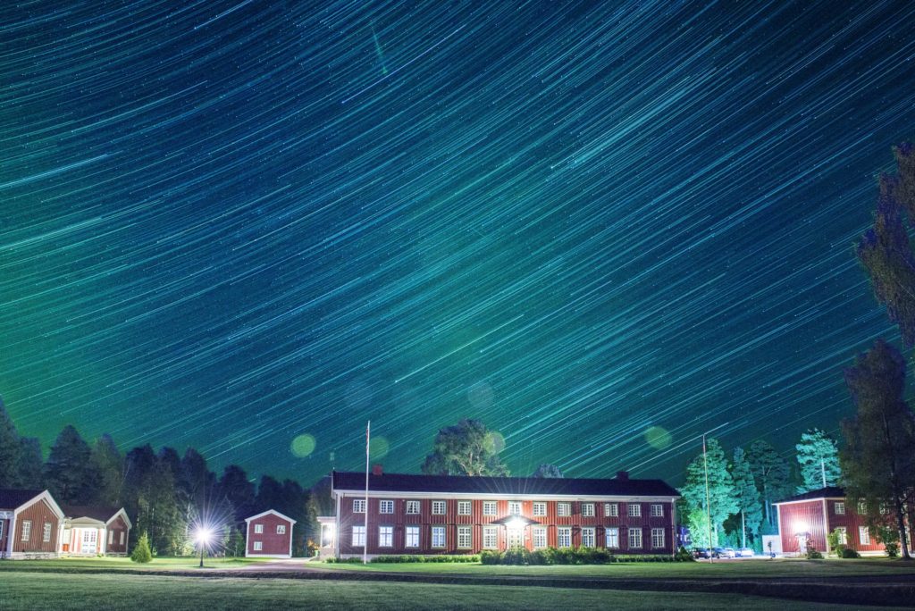 Hovedbygget på Elverum folkehøgskole under stjernehimmel