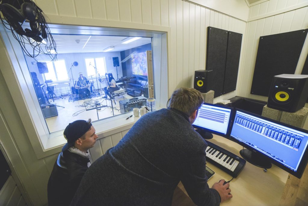 Musikere i musikkstudio