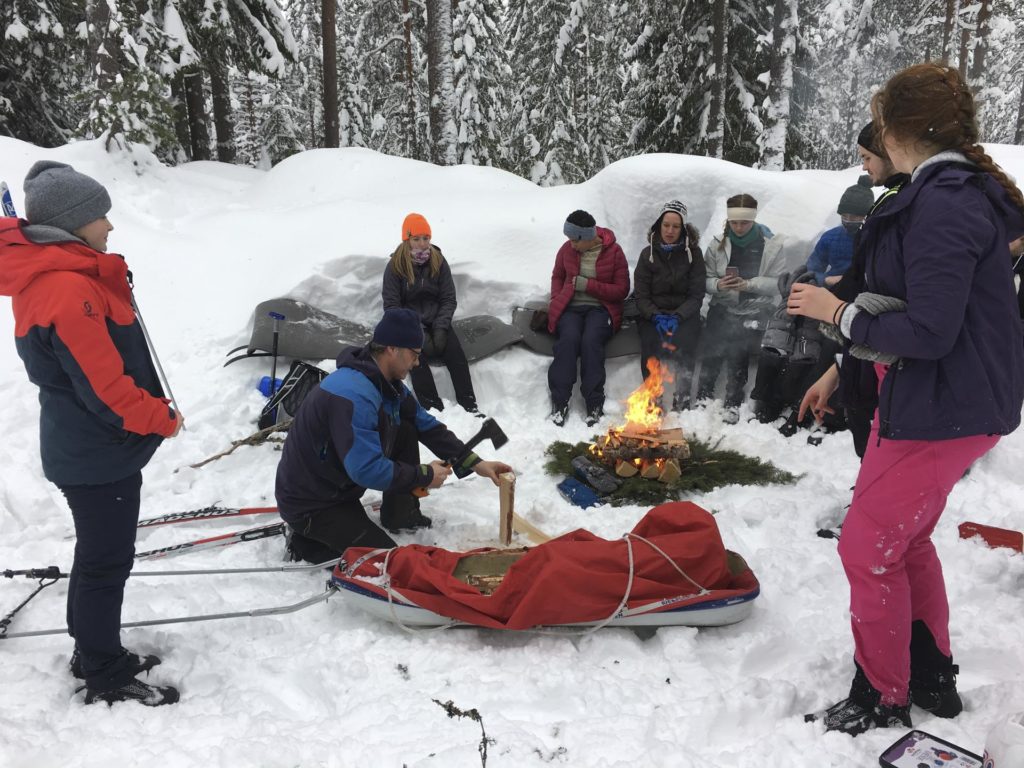 Gruppe lærer å bygge bål på vinteren