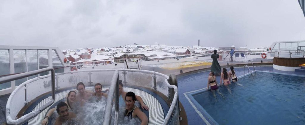 Unge mennekser bader på Hurtigruten