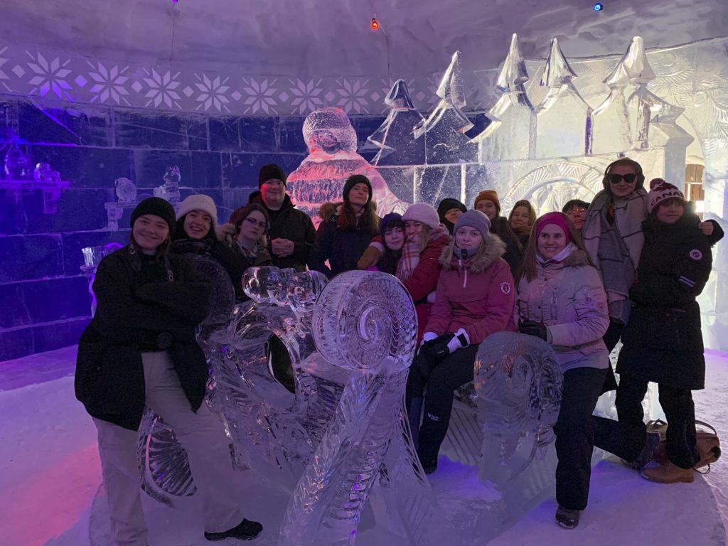 Gruppe poserer med isskulptur