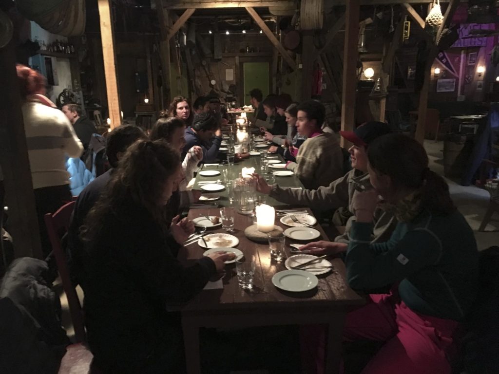 Gruppe sitter rundt bord