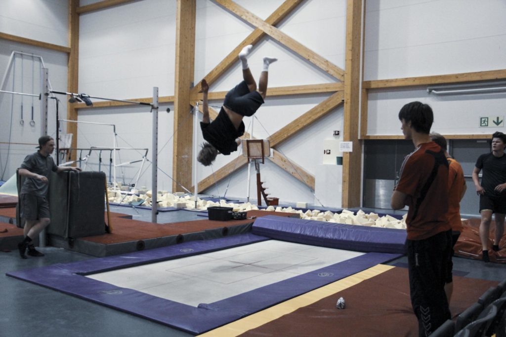Ung mann hopper på trampoline