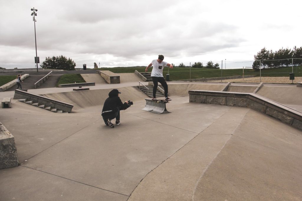 Skateboarder blir filmet mens han railer