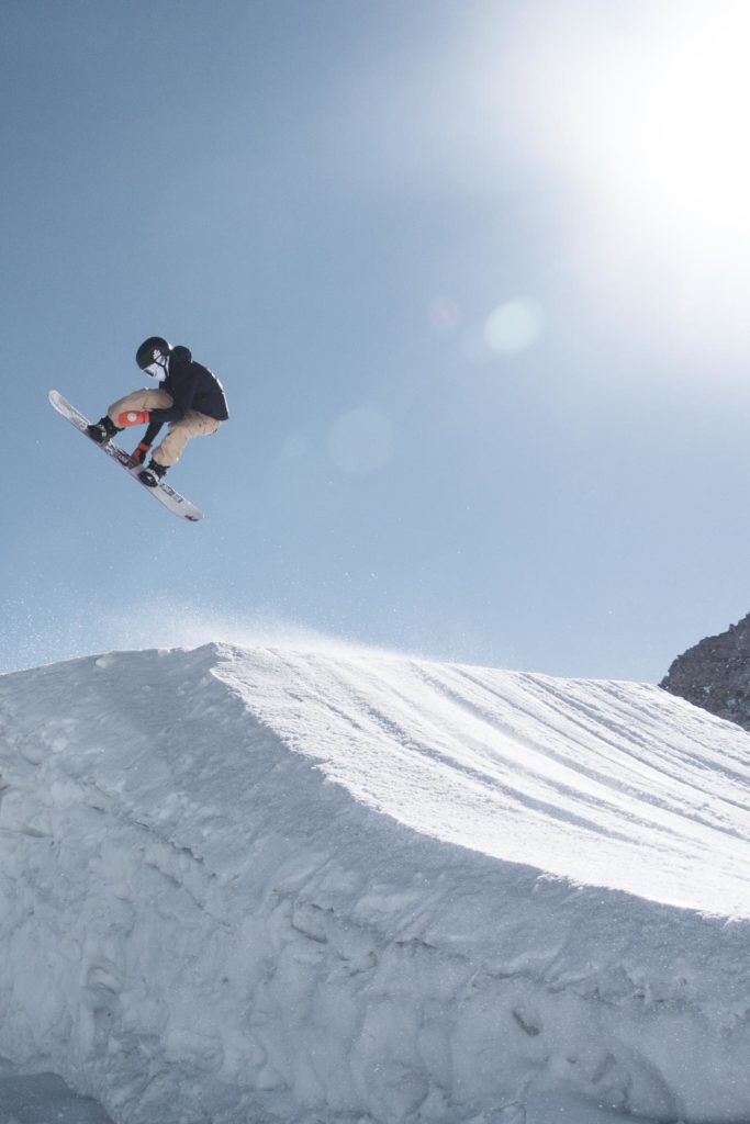 Snowboarder grabber brettet på stort hopp