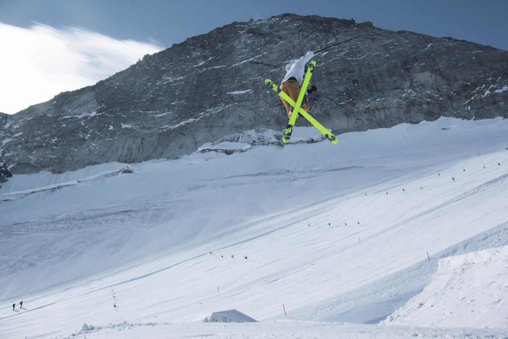 Ski-kjører hopper på bigjump