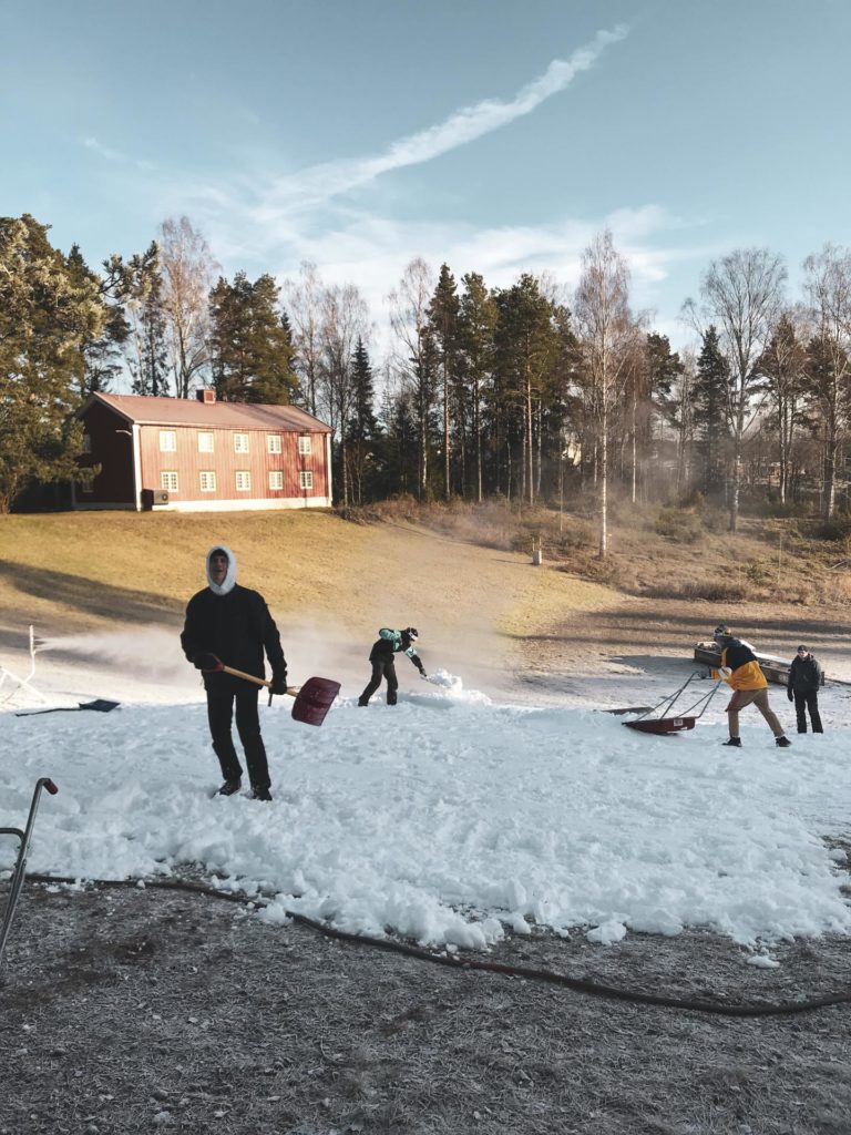 Elever skuffer snø i railpark