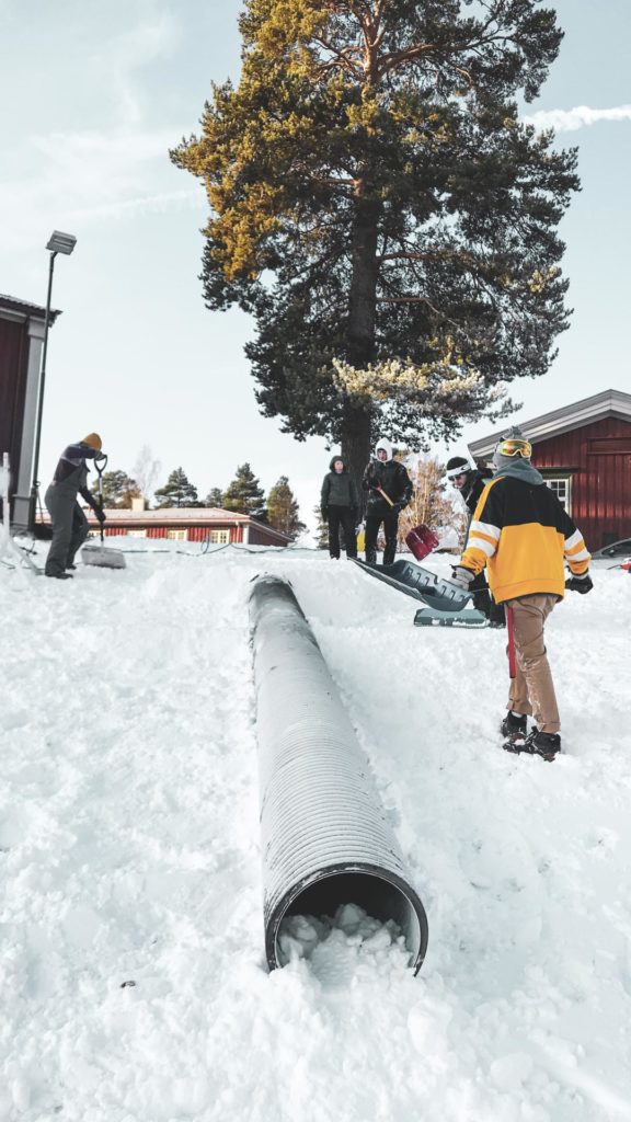 Elever skuffer snø i railpark