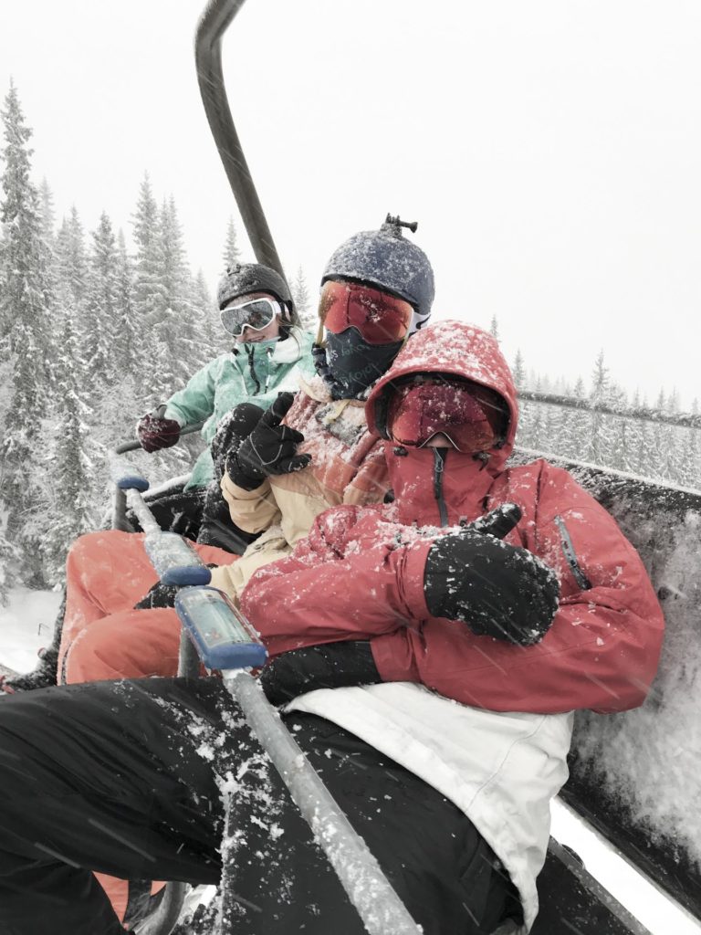 Tre unge mennesker i skiheis