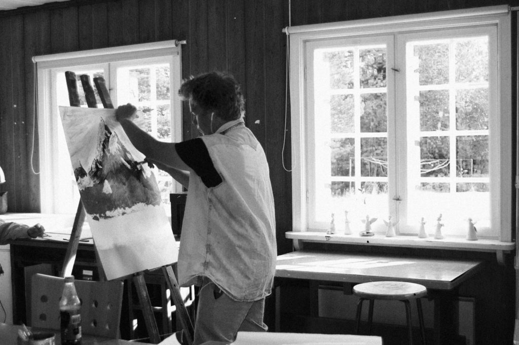 Kunstner maler på lerret