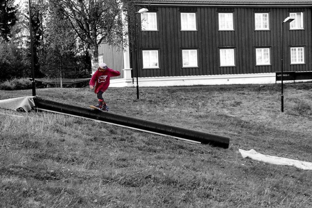 Snowboarder railer selv om det ikke er vinter