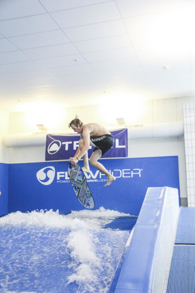 Ung mann hopper ned i FlowRider