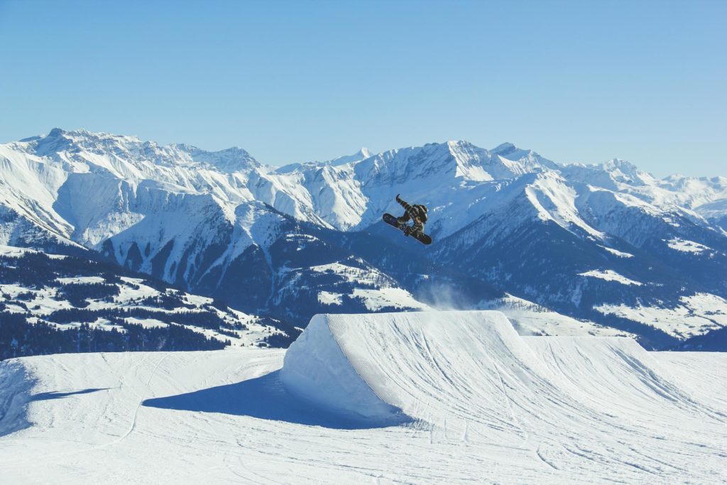 Snowboarder hoppe rpå bigjump