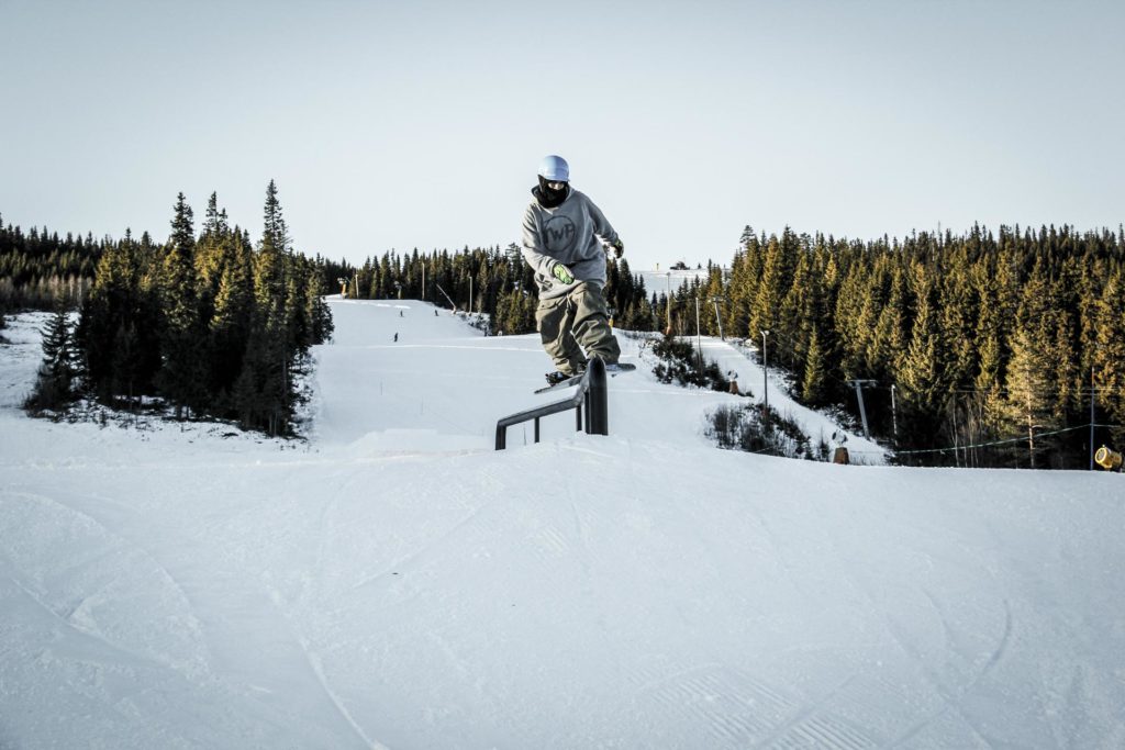 Snowboarder på rail
