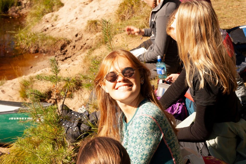 Ung kvinne smiler