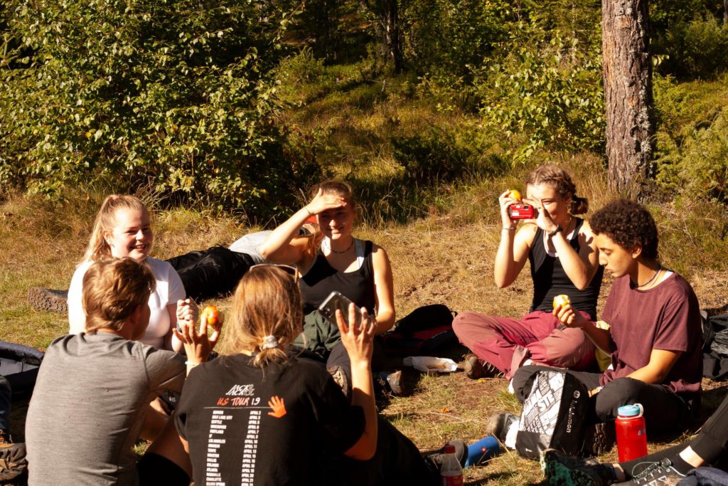 Unge mennesker i naturen
