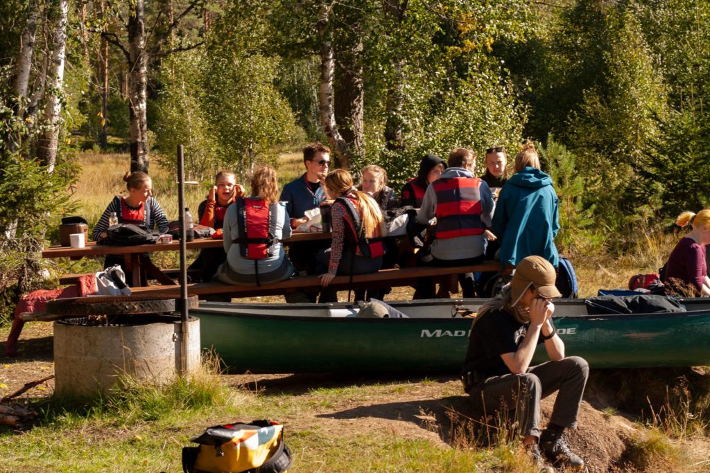 Unge mennesker i naturen