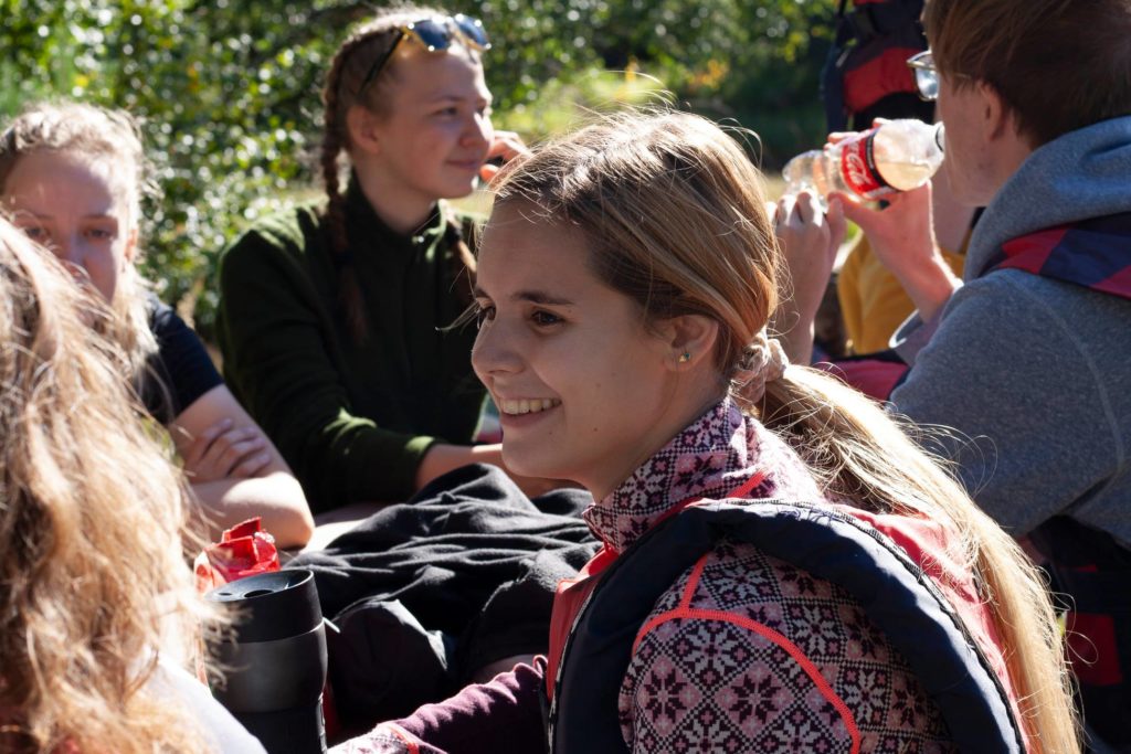 Ung kvinne smiler