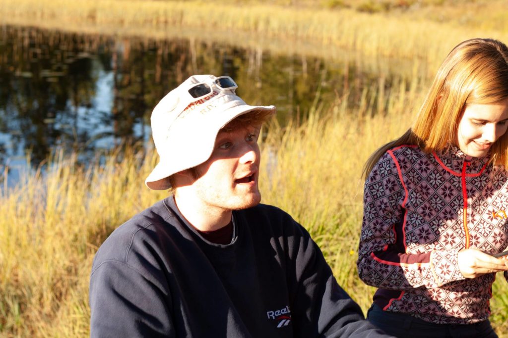 Ung mann med solhatt