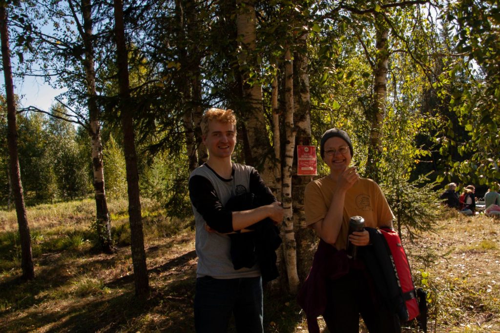 Unge mennesker i naturen