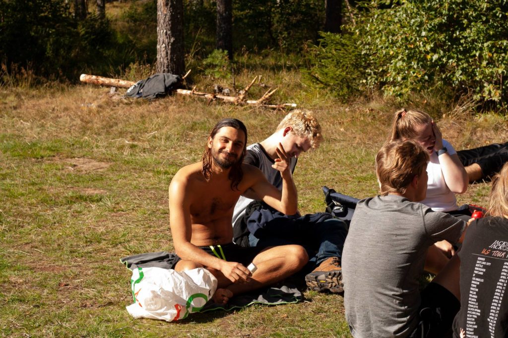 Unge mennesker i naturen