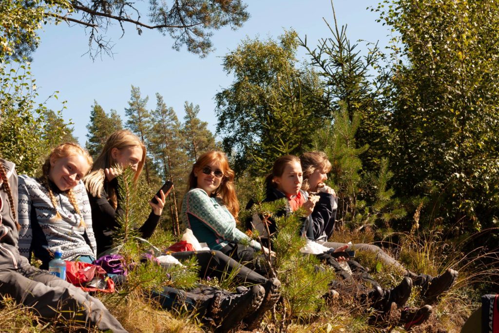 Unge mennesker i naturen