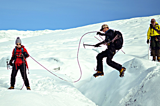 Ung mann hopper over bresprekk