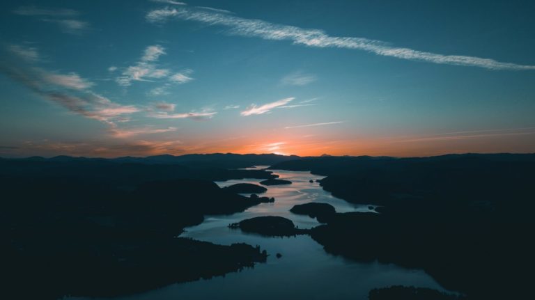 Elv gjennom skog i golden hour