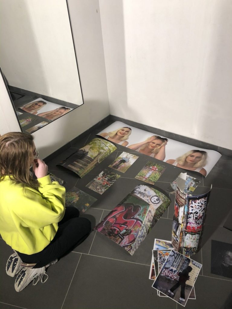 Ung kvinne vurderer bilder
