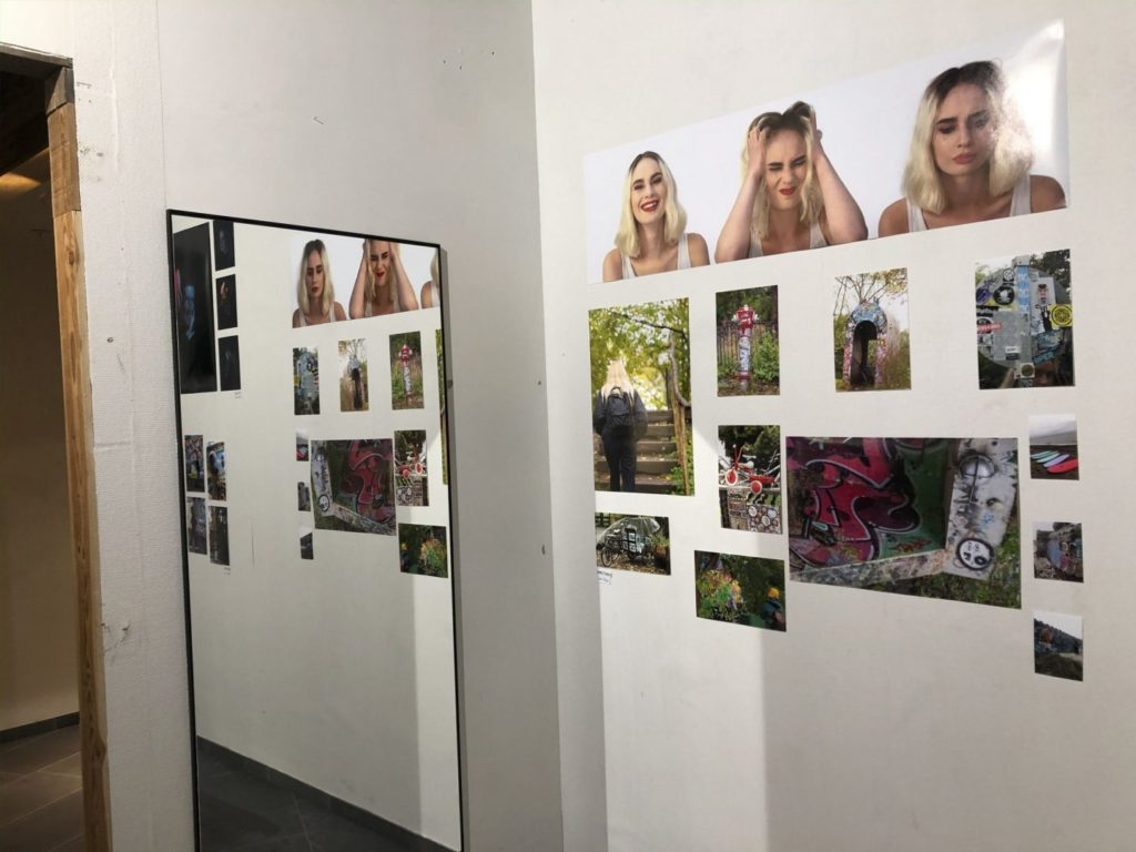 Bilder på utstillingsvegg