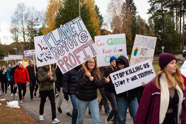 Unge mennesker marsjerer for klima